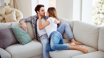 7 Rekomendasi Posisi Seks di Atas Sofa