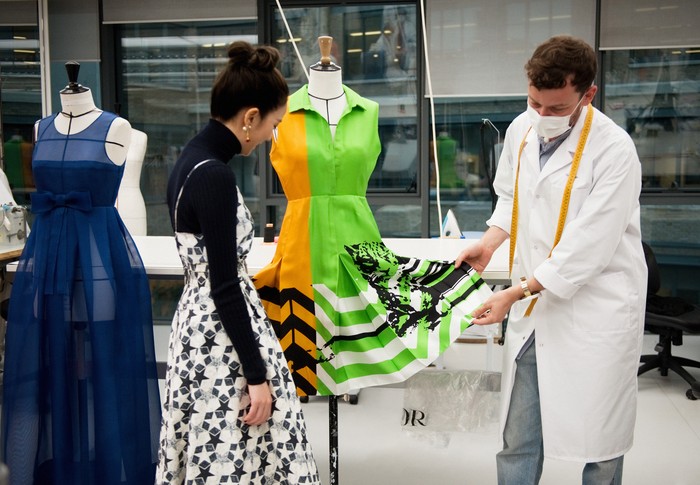 Tak hanya siluet klasik, koleksi Dior spring/summer 2022 ini juga menampilkan permaianan warna dengan motif yang vibran dan dinamis. Foto: courtesy of Dior