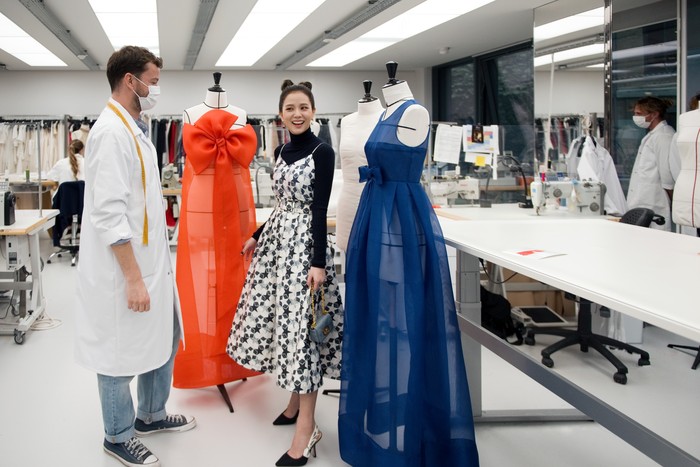 Dipandu oleh salah satu tim atelier Dior, Jisoo mendengarkan penjelasan akan koleksi Dior spring/summer 2022 yang terinspirasi dari kreasi busana era 1960an rancangan Marc Bohan. Foto: courtesy of Dior
