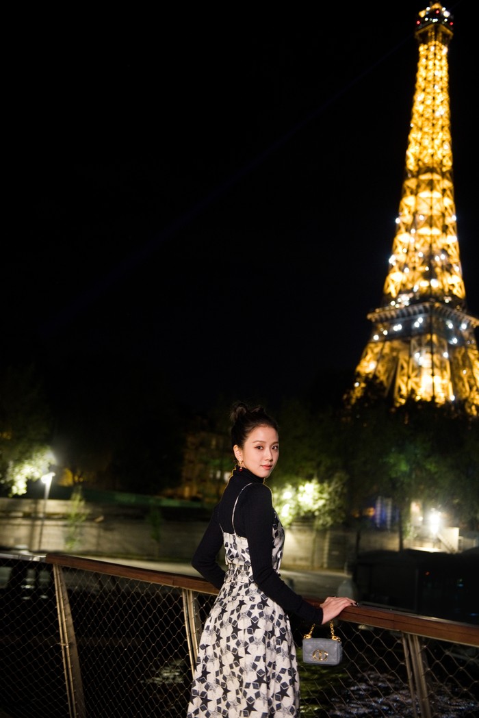 Dalam padanan gaya yang chic, Jisoo menyempatkan untuk berfoto dengan menara Eiffel. Foto: courtesy of Dior