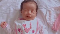 <p>Kita doakan agar Jood Ali Jaber tetap tumbuh sehat menjadi anak yang cerdas ya, Bunda. (Foto: Instagram @ummu_fahad_ali_jaber)</p>