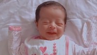 <p>Istri almarhum Syekh Ali Jaber begitu menikmati perannya sebagai Bunda. Ia baru saja dikaruniai anak ketiga, Bunda. (Foto: Instagram @ummu_fahad_ali_jaber)</p>