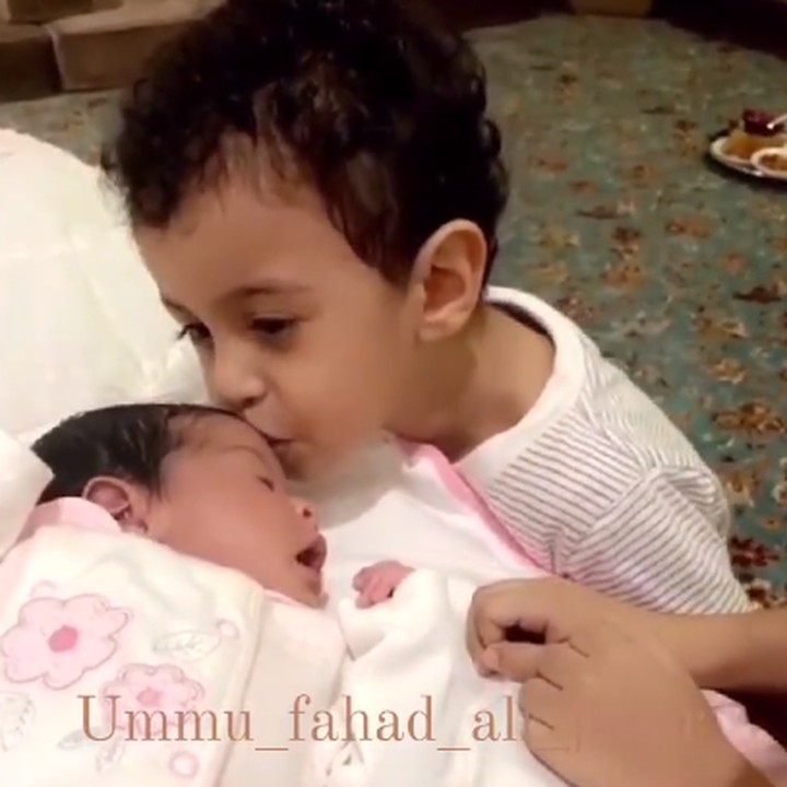 <p>Kehadiran Jood Ali Jaber tidak hanya membawa kebahagiaan untuk sang Bunda, melainkan juga para kakak. Tengok saja momen Ghaith yang mencium Jood dengan penuh cinta. Bikin gemas! (Foto: Instagram @ummu_fahad_ali_jaber)</p>