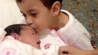 <p>Kehadiran Jood Ali Jaber tidak hanya membawa kebahagiaan untuk sang Bunda, melainkan juga para kakak. Tengok saja momen Ghaith yang mencium Jood dengan penuh cinta. Bikin gemas! (Foto: Instagram @ummu_fahad_ali_jaber)</p>