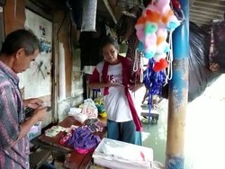 Kakek Nenek di Jakbar Rela Kebanjiran demi Jaga Gerobak Dagangan
