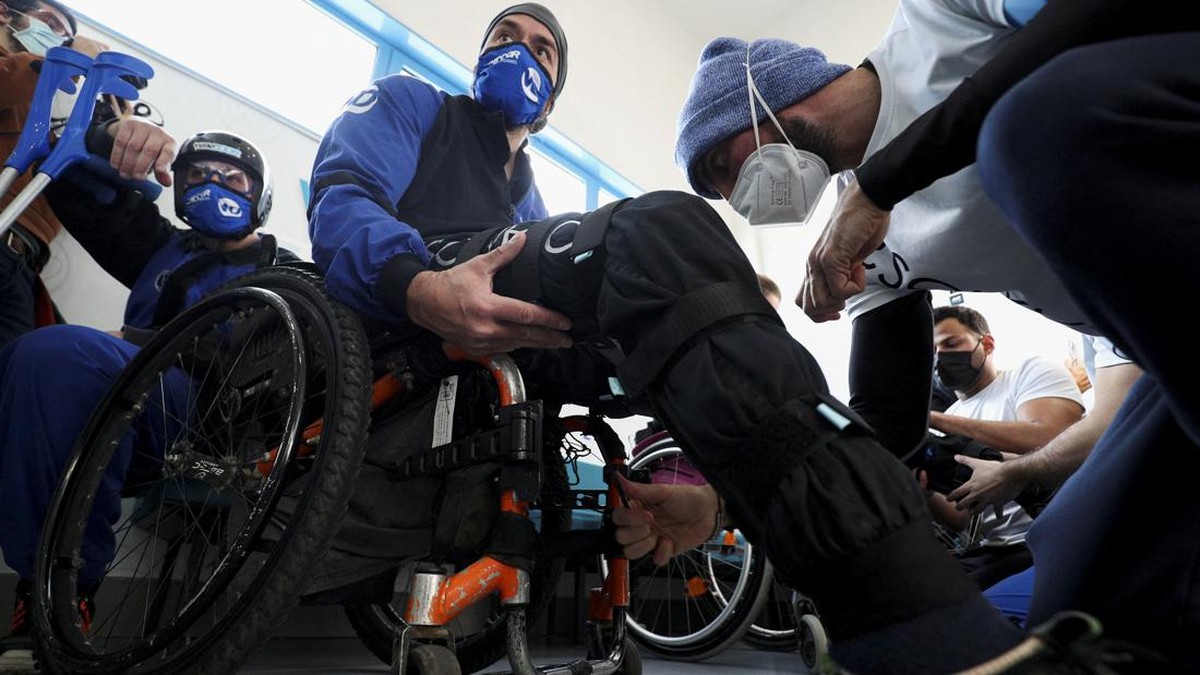 FOTO: Terbang Tinggi dengan Bantuan Kaki Prostesis