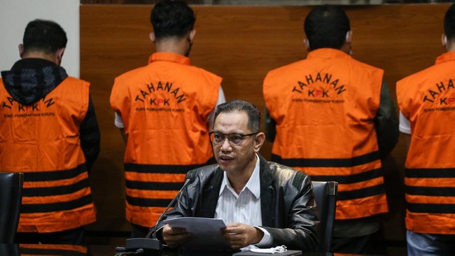 Wakil Ketua KPK Nurul Ghufron meminta Jaksa Agung ST Burhanuddin tak berkreasi karena belum ada aturan pengembalian uang korupsi bisa menghapus pidana.
