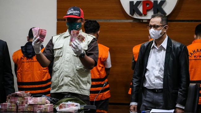 Uang tunai ratusan juta disita Komisi Pemberantasan Korupsi (KPK) saat melakukan Operasi Tangkap Tangan (OTT) di Surabaya, Jawa Timur.