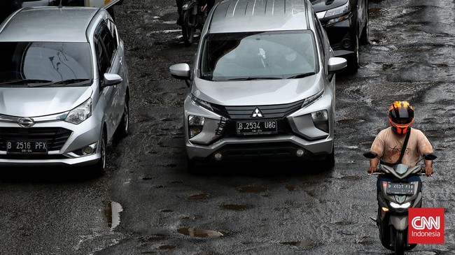 Lubang di jalan adalah ancaman berbahaya bagi pengendara, risiko makin besar bila tertutup genangan air.