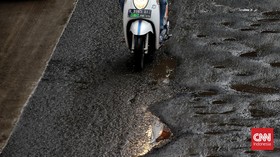 Bar dan Panti Pijat, Saksi Bisu Proyek Jalan yang Kini Penuh Lubang