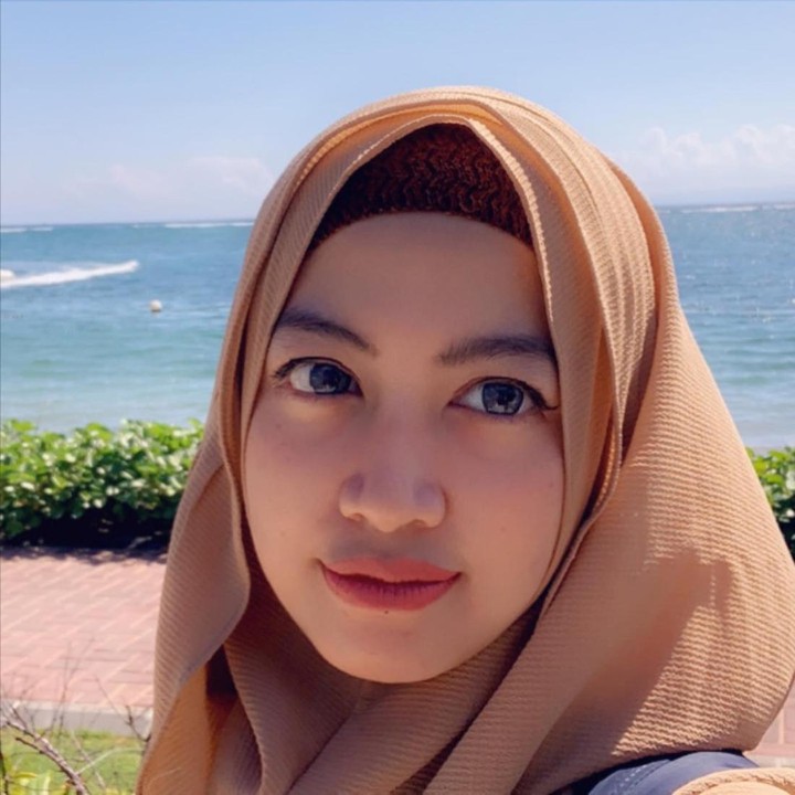 <p>Meski sudah berkepala tiga, pelantun lagu<em> Jumpa Lagi</em> tetap terlihat cantik dan awet muda nih. Ia juga sudah berhijab, lho. (Foto: Instagram @pramaisshelarinda.md)</p>
