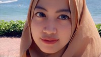 <p>Meski sudah berkepala tiga, pelantun lagu<em> Jumpa Lagi</em> tetap terlihat cantik dan awet muda nih. Ia juga sudah berhijab, lho. (Foto: Instagram @pramaisshelarinda.md)</p>
