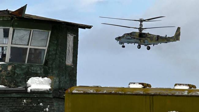 Ukraina mengklaim menembak jatuh lima pesawat dan satu helikopter Rusia pada hari ini, Kamis (24/2). Perang pun kian membara.