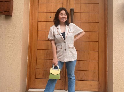 7 Potret Terbaru Mutia Ayu Istri Mendiang Glenn Fredly, Makin Langsing Bun