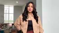 7 Potret Terbaru Mutia Ayu Istri Mendiang Glenn Fredly dengan Body Ramping