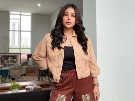 7 Potret Terbaru Mutia Ayu Istri Mendiang Glenn Fredly dengan Body Ramping