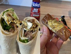 Sehari Penuh Netizen Ini Tiru Makan ala Salt Bae Pakai Lembaran Emas