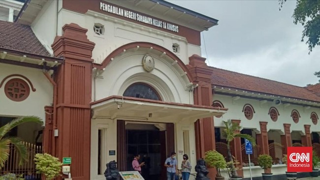 Orang tua korban tak terima dengan tuntutan jaksa. Mereka berharap kedua terdakwa dijatuhi hukuman mati.
