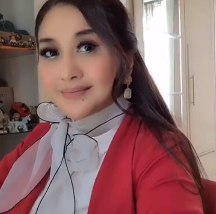 <p>Siapa tak kenal Paramitha Rusady? Terjun ke dunia hiburan sejak 1972, artis cantik ini tetap eksis di layar kaca hingga era 2000-an. Paramitha merupakan artis lawas yang sering dipuji karena parasnya yang awet muda. (Foto: Instagram @paramitha118real)<br /><br /><br /></p>
