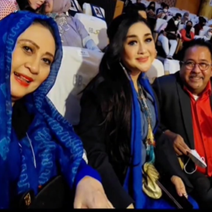 <p>Jarang muncul di film dan sinetron, Paramitha rupanya masih aktif di dunia akting. Belum lama ini ia menghadiri ajang penghargaan film dan televisi FFB bersama para artis senior. (Foto: Instagram @paramitha118real)</p>