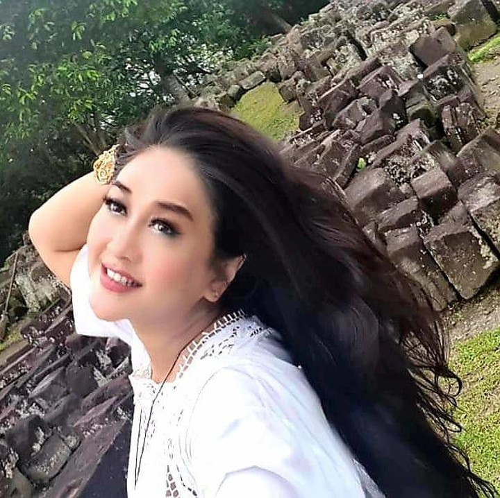 <p>Paramitha Rusady lahir dan dibesarkan di Makassar, Sulawesi Selatan, 11 Agustus 1966. Saat ini ia sudah berusia 55 tahun, Bunda. (Foto: Instagram @paramitha118real)</p>