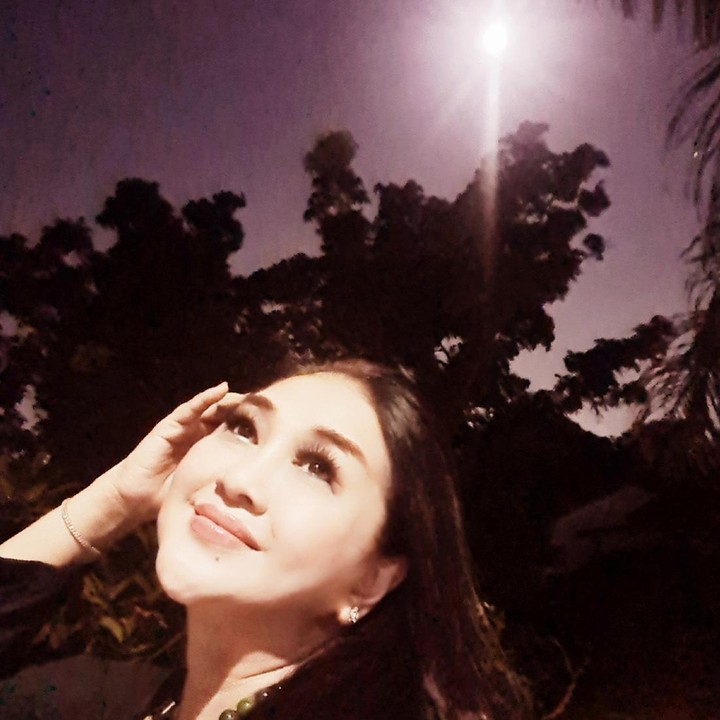 <p>Paramitha Rusady lahir dan dibesarkan di Makassar, Sulawesi Selatan, 11 Agustus 1966. Saat ini ia sudah berusia 55 tahun, Bunda. (Foto: Instagram @paramitha118real)<br /><br /><br /></p>