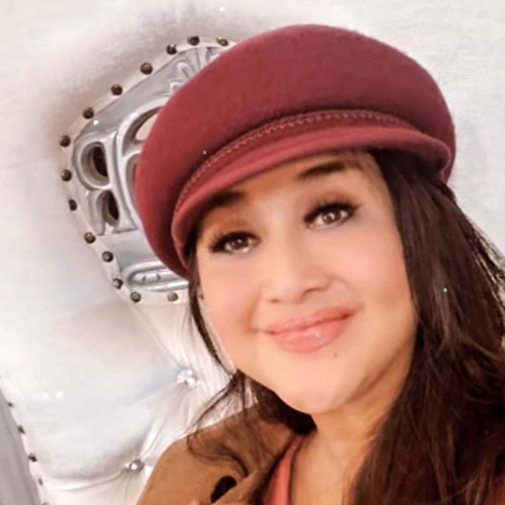 <p>Enggak heran, Bunda satu anak ini memang selalu terlihat memesona di setiap kesempatan. Gayanya juga terlihat modis dengan<em> fashion item</em> kekinian. (Foto: Instagram @paramitha118real)<br /><br /><br /></p>
