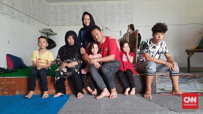 Para pengungsi asal Afghanistan, terutama kaum perempuan, merasa semakin sengsara mengungsi di Indonesia.