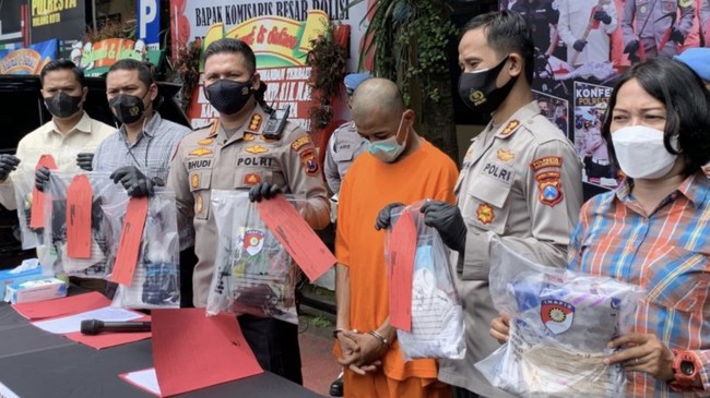 YR (37) seorang guru tari di Malang ditangkap polisi karena mencabuli tujuh muridnya yang masih di bawah umur.