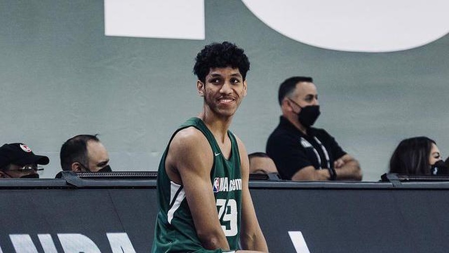 Nama Derrick Michael seorang pebasket muda Indonesia yang berhasil masuk NBA Global Academy. Yuk intip!