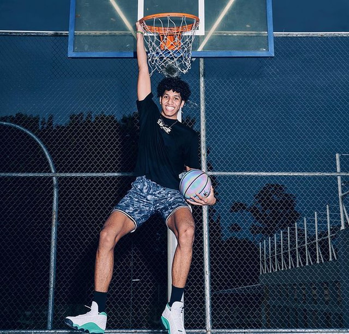 Nama Derrick Michael seorang pebasket muda Indonesia yang berhasil masuk NBA Global Academy&period; Yuk intip&excl;