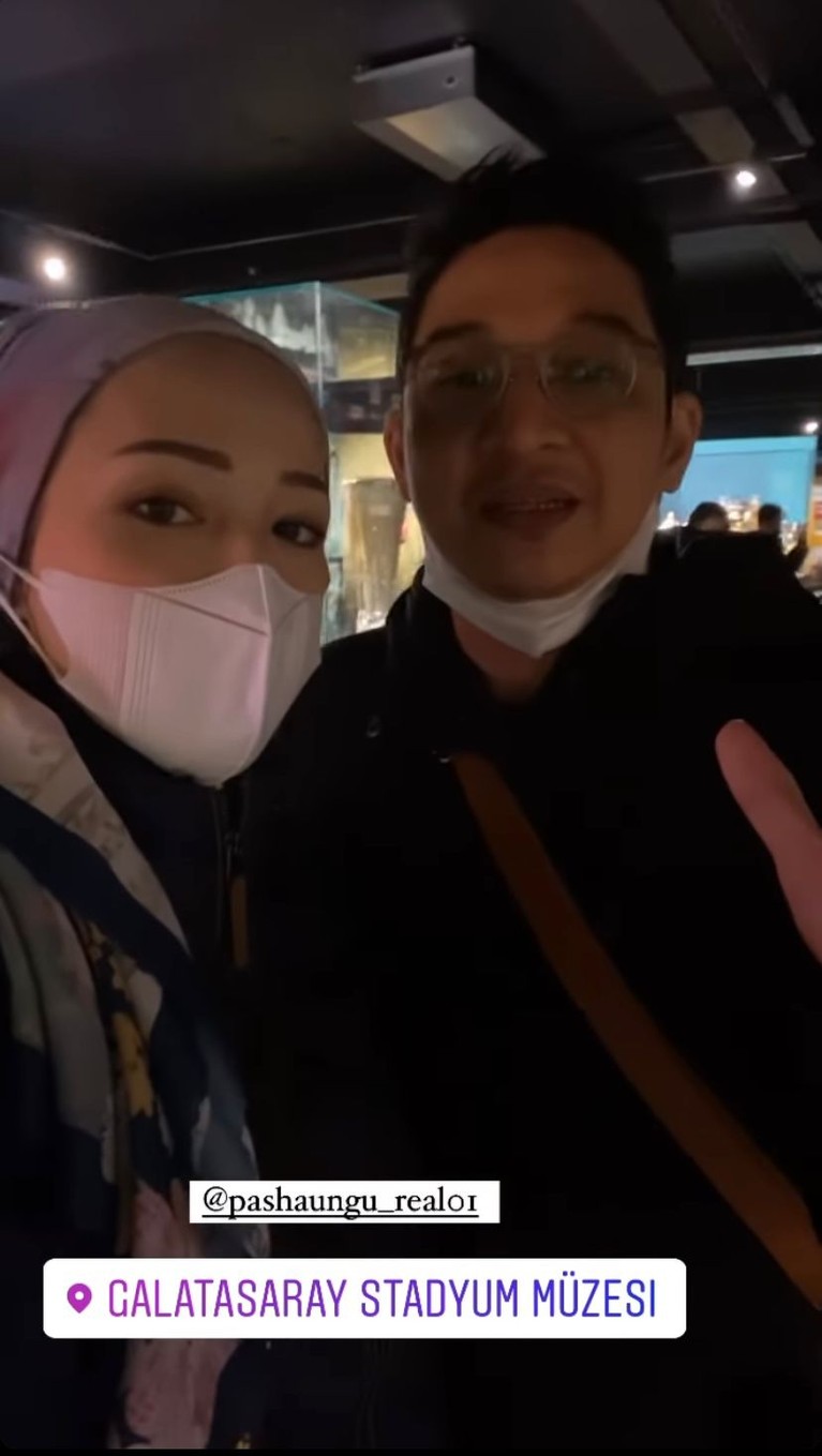 Potret Keluarga Pasha Ungu Liburan di Turki Pasha Ungu memboyong keluarganya liburan di Turki namun malah panen hujatan dari netizen. Yuk intip potretnya!