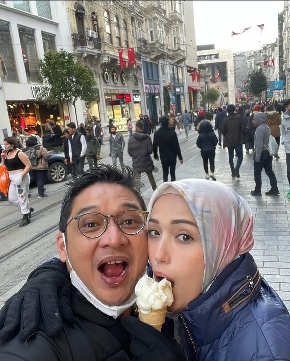 Pasha Ungu memboyong keluarganya liburan di Turki namun malah panen hujatan dari netizen&period; Yuk intip potretnya&excl;