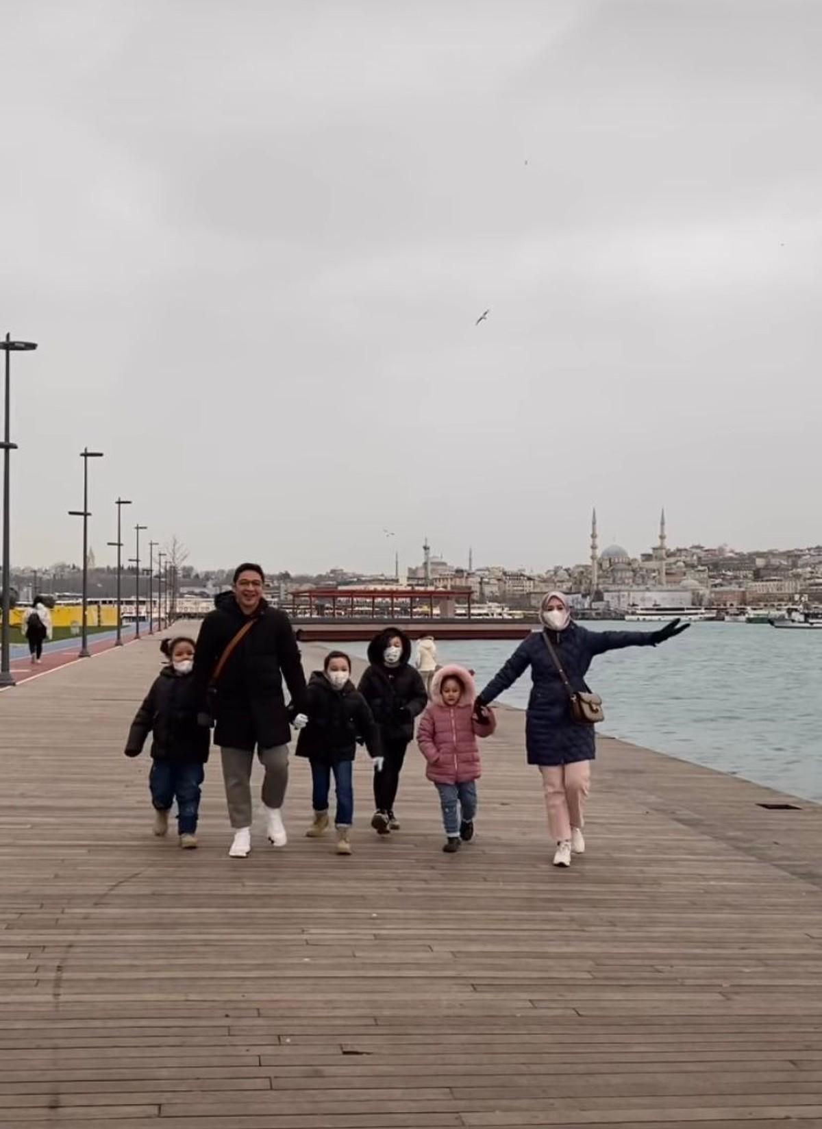 Pasha Ungu memboyong keluarganya liburan di Turki namun malah panen hujatan dari netizen&period; Yuk intip potretnya&excl;