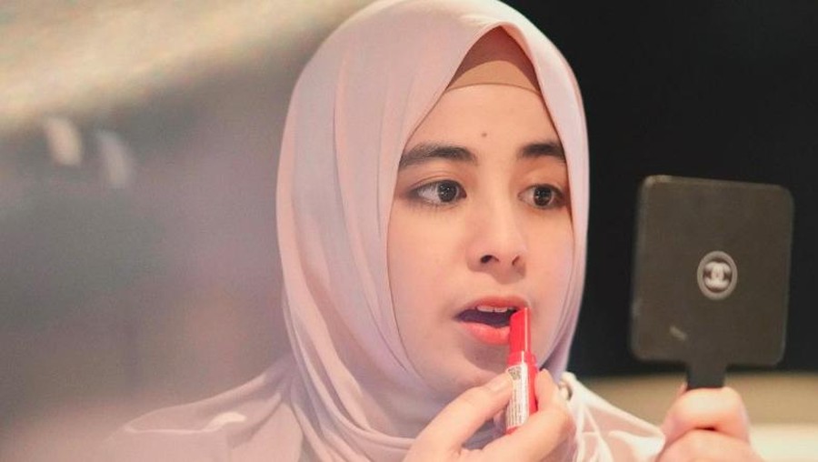 Risty Tagor dengan penampilan menggunakan celana panjang.