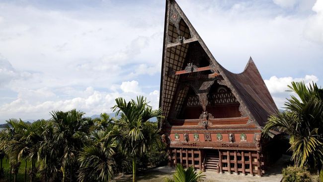 Di mengapa indonesia adat berbeda-beda rumah Rumah Adat