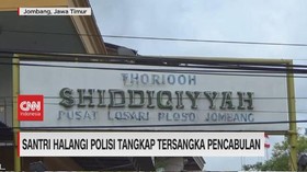 VIDEO: Santri Halangi Polisi Tangkap Tersangka Pencabulan