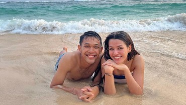 img-title Foto Basah-basahan di Bali, Fajar Alfian Dapat 'Hati' Susan Sameh