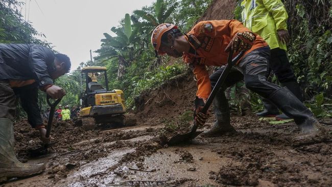 Jalur Padang-Solok Putus oleh Longsor karena Hujan Deras