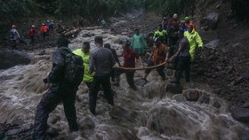 FOTO: Ramai-ramai Buka Jalan Tertimbun Tanah Longsor di Pekalongan