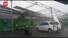 VIDEO: Momen Angin Kencang Terjang Pemukiman Warga