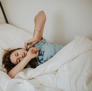 Cek, 5 Kebiasaan Tidur yang Buruk Ini Ternyata Bisa Bikin Berat Badan Naik!