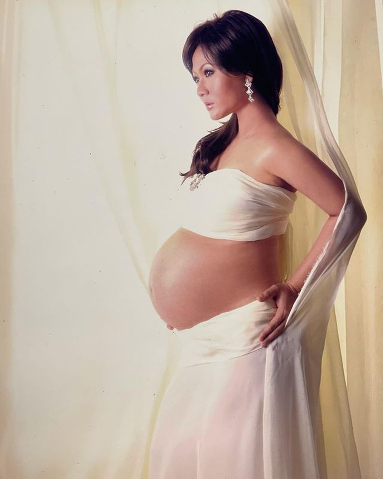 7 Foto Lawas Inul Daratista Saat Hamil 13 Tahun Lalu Inul Daratista mengunggah foto-foto lawasnya saat jalani maternity shoot bareng suami tercinta. Yuk intip potretnya!