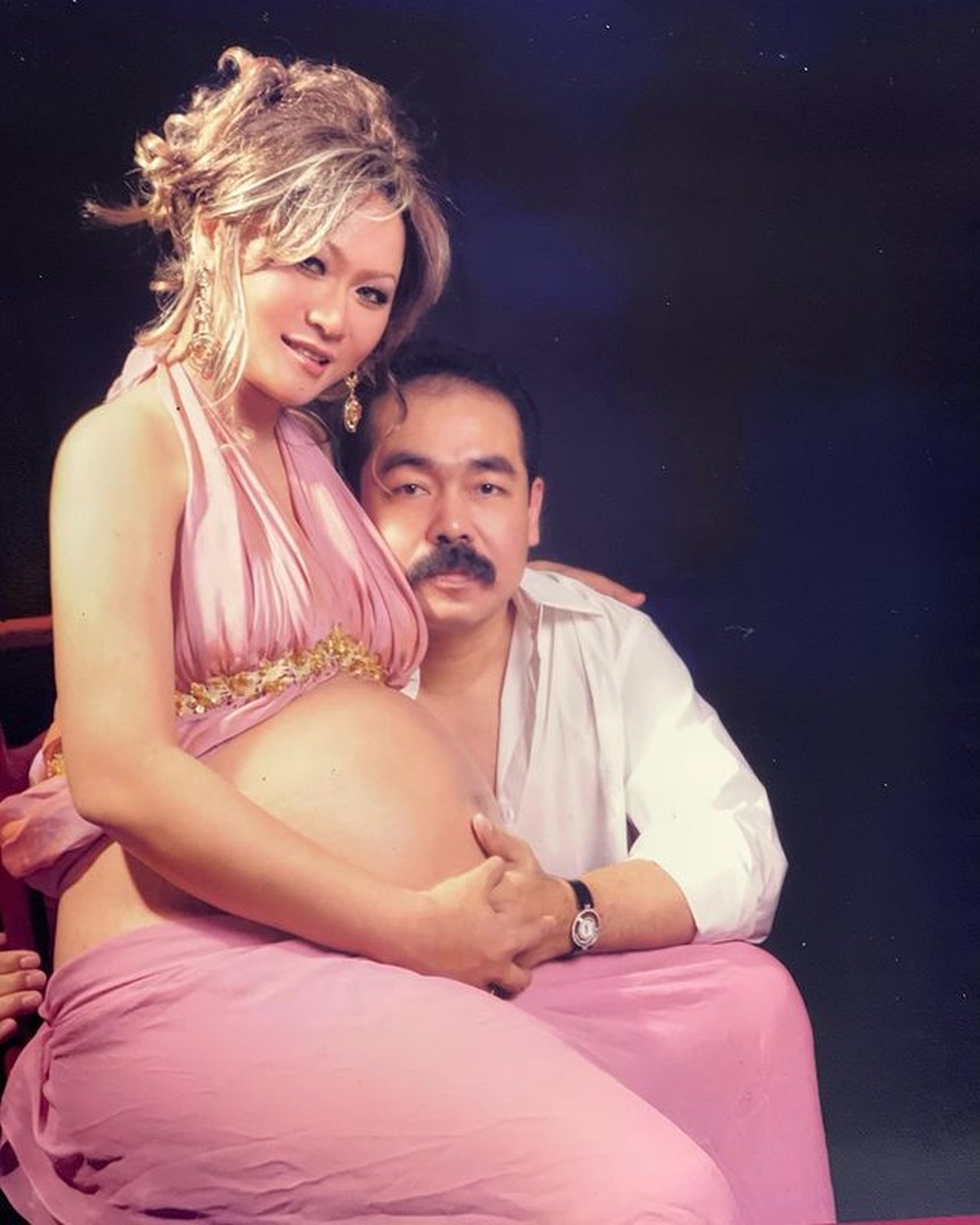 Inul Daratista mengunggah foto-foto lawasnya saat jalani maternity shoot bareng suami tercinta&period; Yuk intip potretnya&excl;