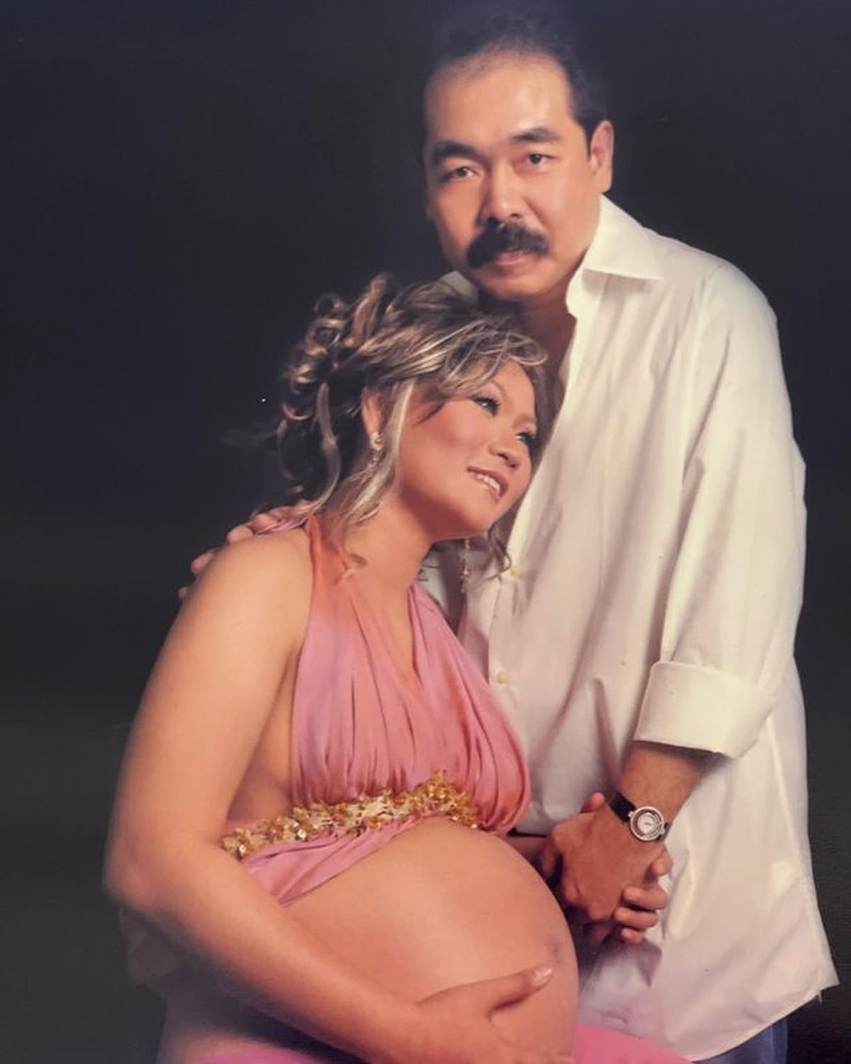 Inul Daratista mengunggah foto-foto lawasnya saat jalani maternity shoot bareng suami tercinta&period; Yuk intip potretnya&excl;