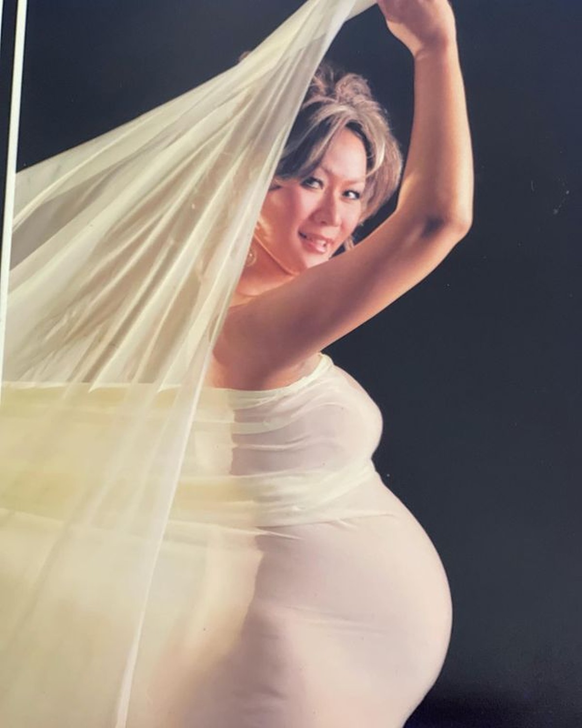 Inul Daratista mengunggah foto-foto lawasnya saat jalani maternity shoot bareng suami tercinta&period; Yuk intip potretnya&excl;