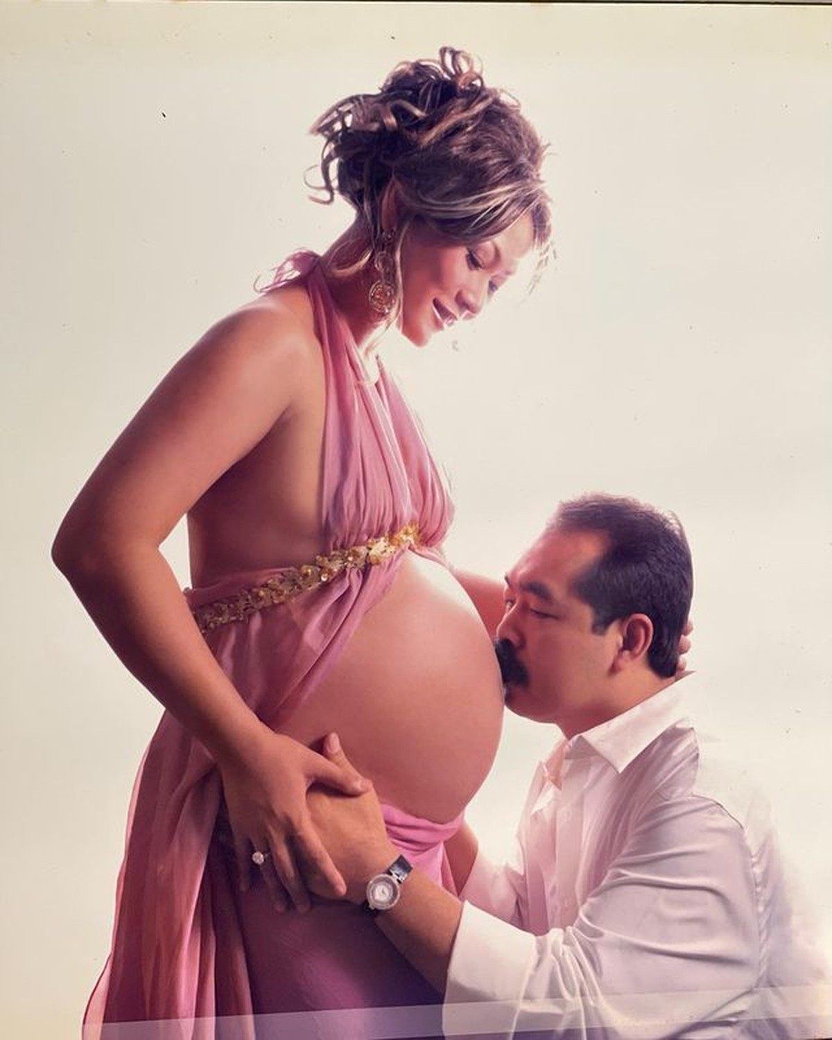 Inul Daratista mengunggah foto-foto lawasnya saat jalani maternity shoot bareng suami tercinta&period; Yuk intip potretnya&excl;