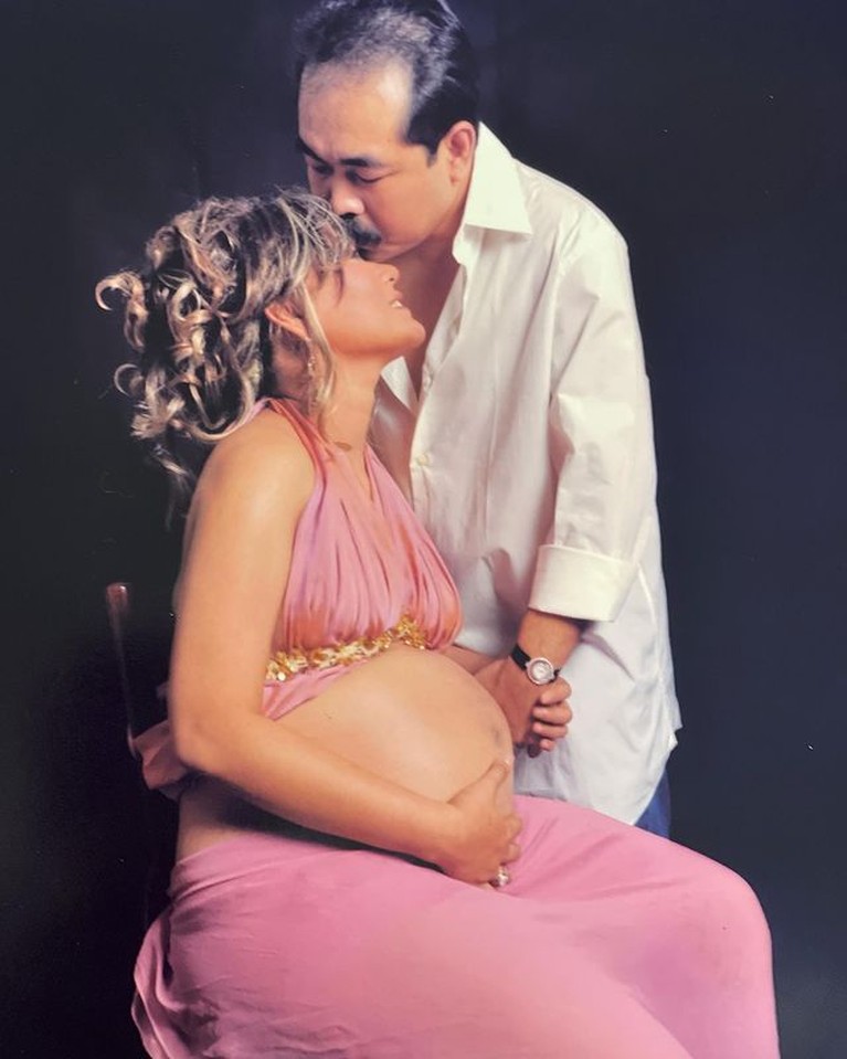 7 Foto Lawas Inul Daratista Saat Hamil 13 Tahun Lalu Inul Daratista mengunggah foto-foto lawasnya saat jalani maternity shoot bareng suami tercinta. Yuk intip potretnya!
