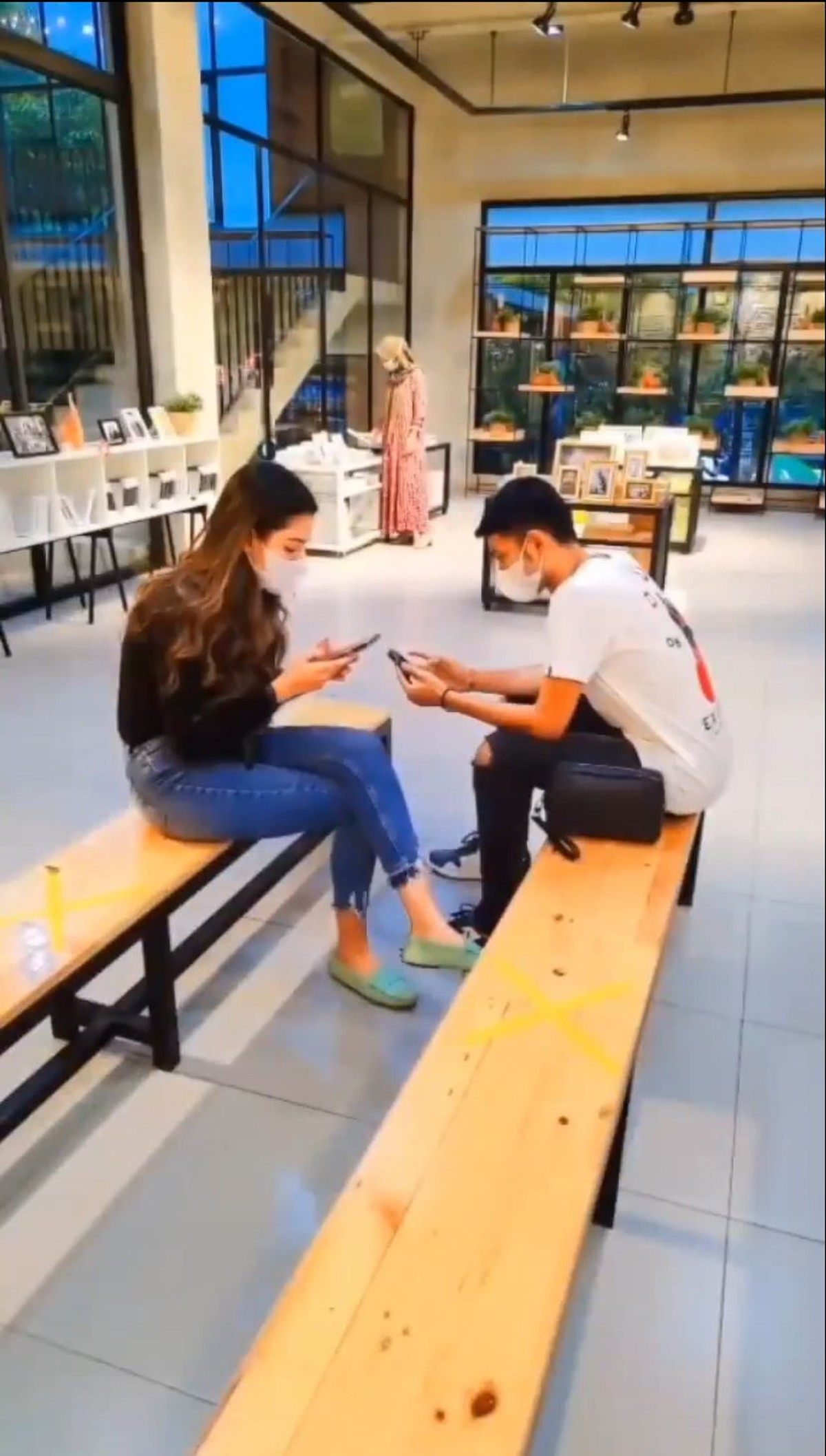 7 Potret Susan Sameh & Fajar Alfian Pebulutangkis