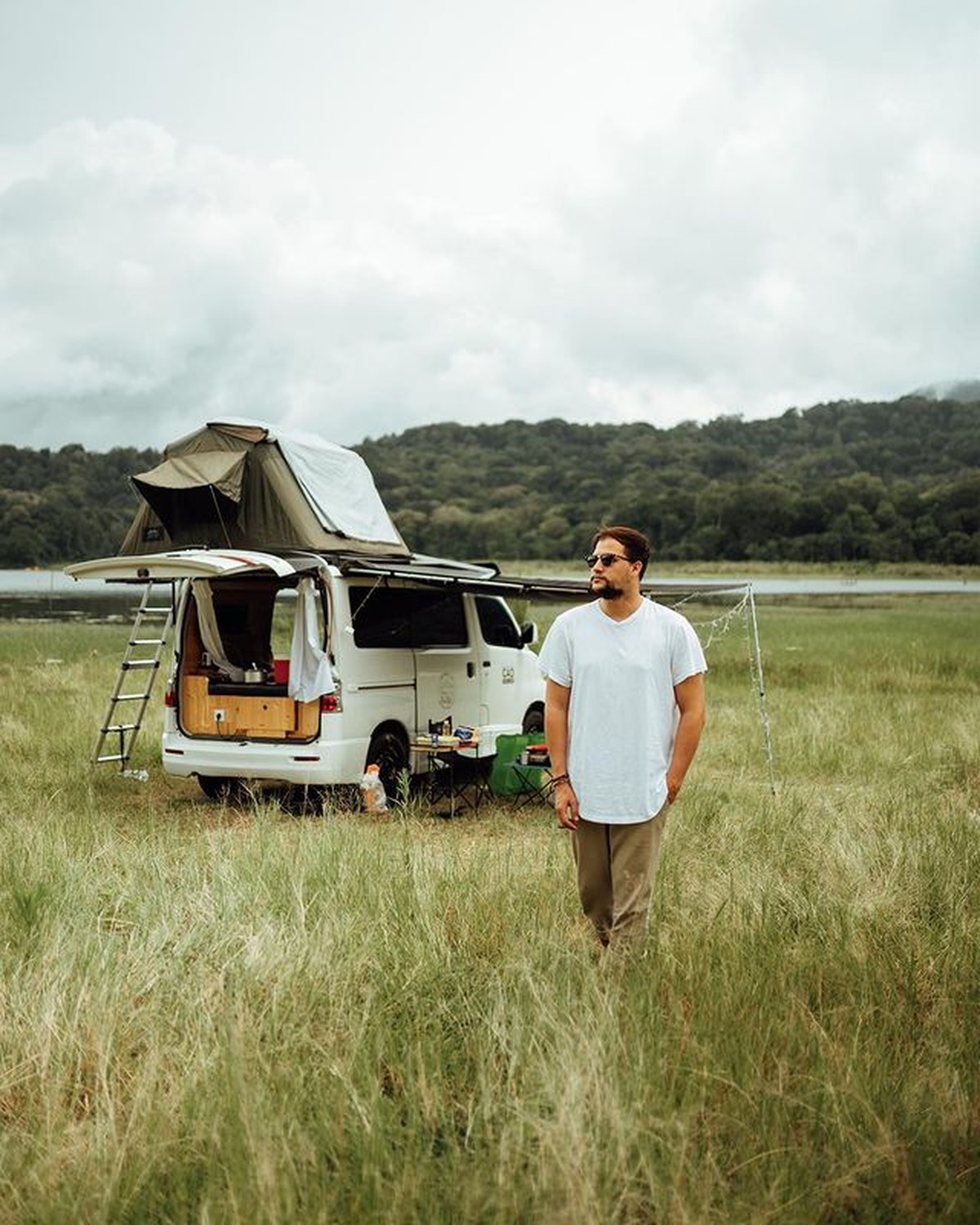 Usai bercerai dengan Risty Tagor&comma; Stuart Collin tak pernah lagi tampil di layar kaca dan kini hobi travelling&period; Yuk intip potretnya&excl;